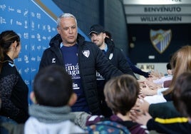 Sergio Pellicer, entrenador del Málaga, saluda a unos niños antes de un entrenamiento reciente.