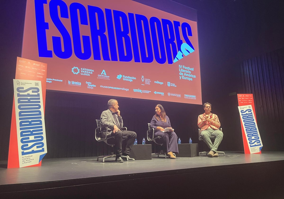 De izquierda a derecha; Lorenzo Silva, Nathalie Hadj y Mohamed El Morabet en el festival Escribidores.