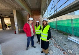 La alcaldesa, Ana Mata, en su visita a las obras hace ahora un año.