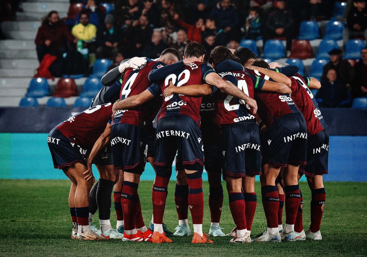 Los jugadores del Levante, en el partido frente al Ferrol del lunes.