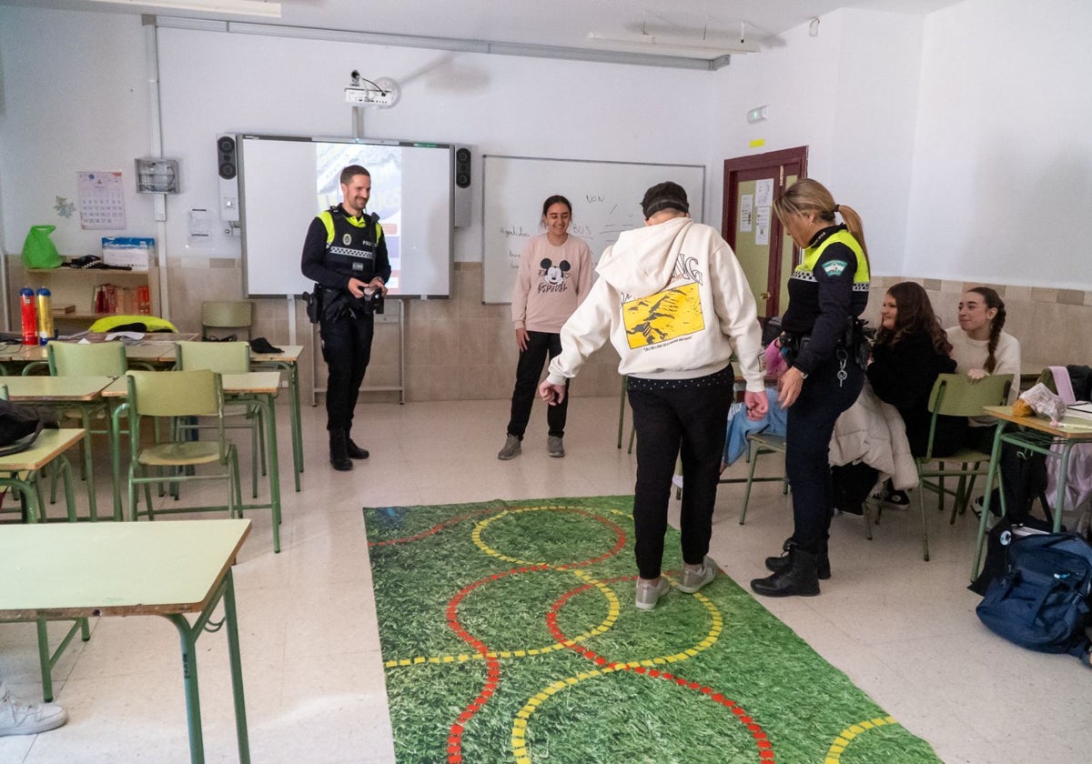 Imagen de una de las sesiones impartidas por la Policía Local en el centro educativo nerjeño.