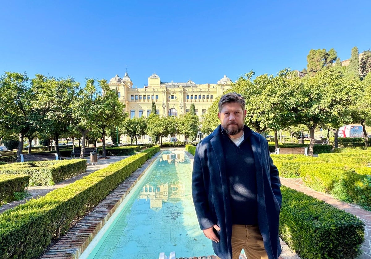 Nico Sguiglia, en los jardines de Pedro Luis Alonso, y al fondo, la Casona del Parque.