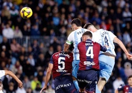 Álex Pastor marcó con este remate en La Rosaleda contra el Levante.