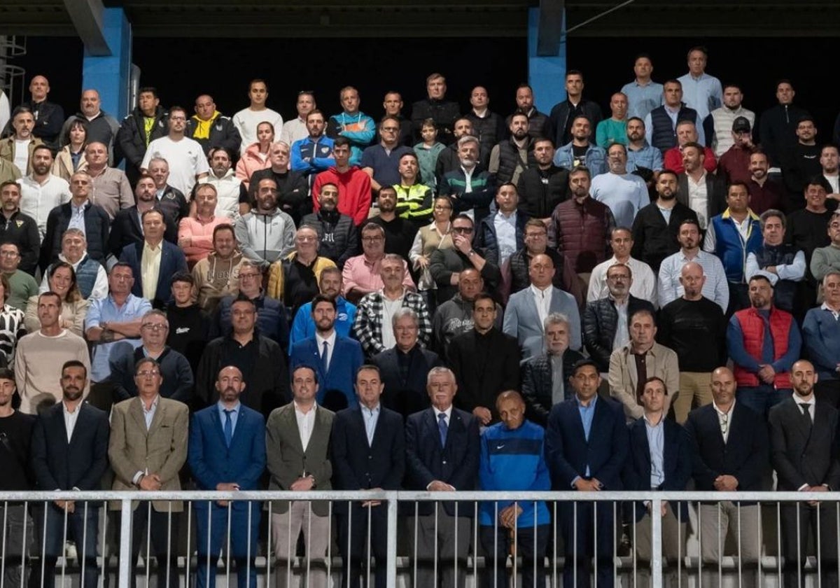 La foto de familia el pasado 19 de noviembre entre el Málaga y cerca de sesenta clubes de la provincia tras la firma del acuerdo, en la Ciudad Deportiva.