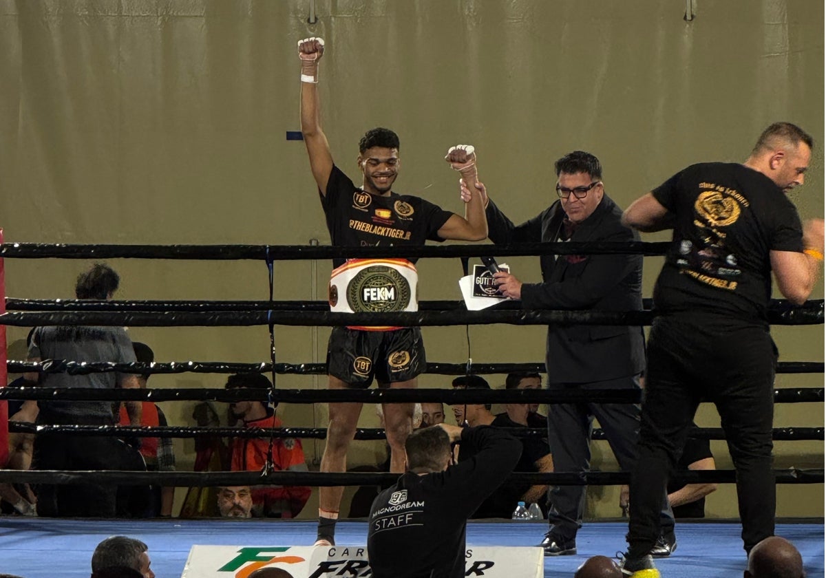 Junior, en el momento que es proclamado campeón de España en kickboxing.