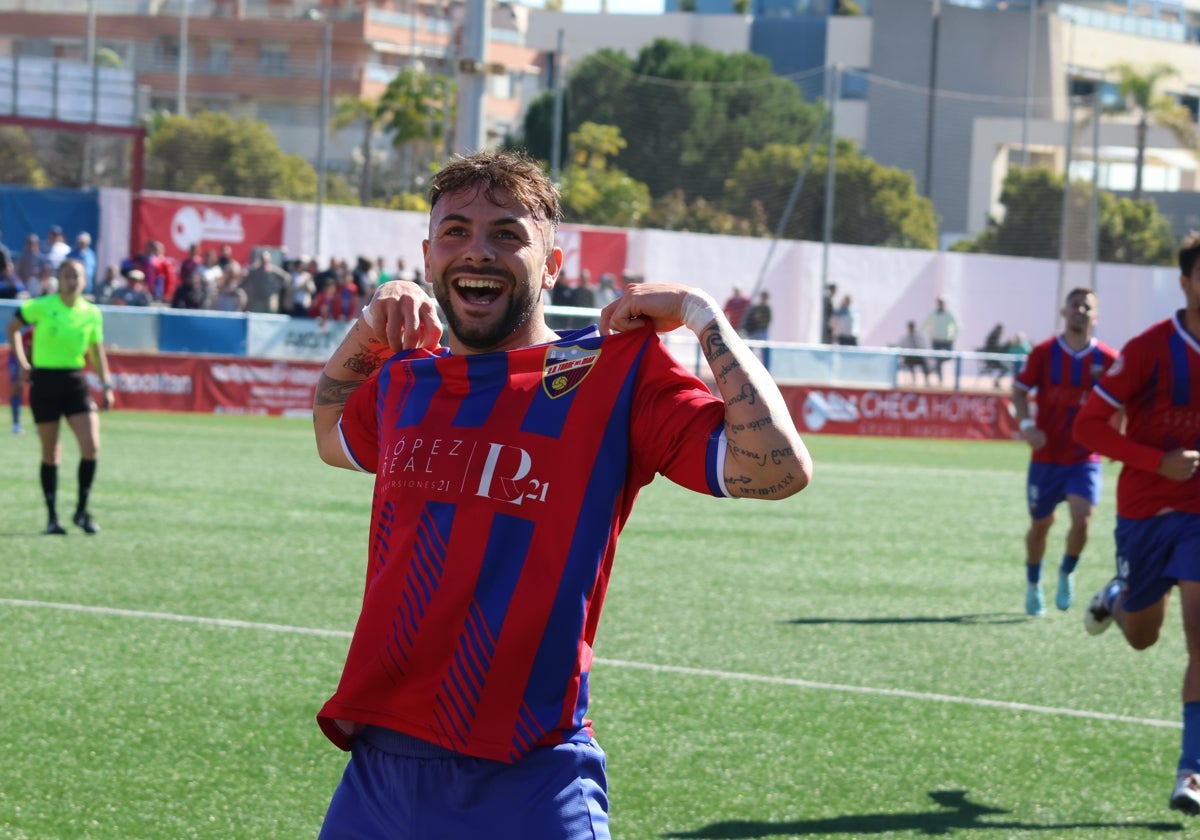 Pato celebra un tanto del Torre del Mar.