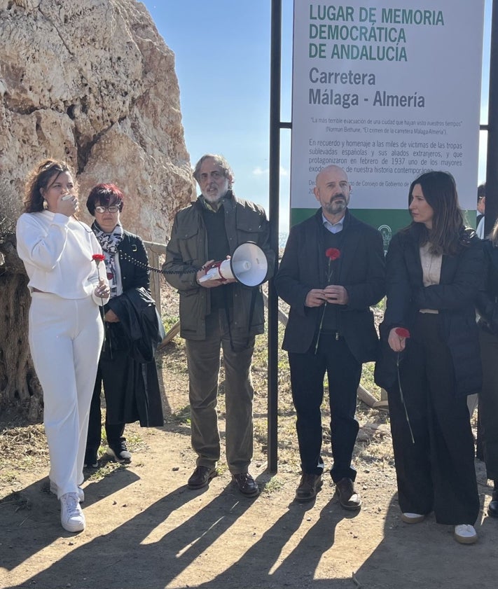 Imagen secundaria 2 - Claveles en la orilla y un recuerdo que duele por La Desbandá