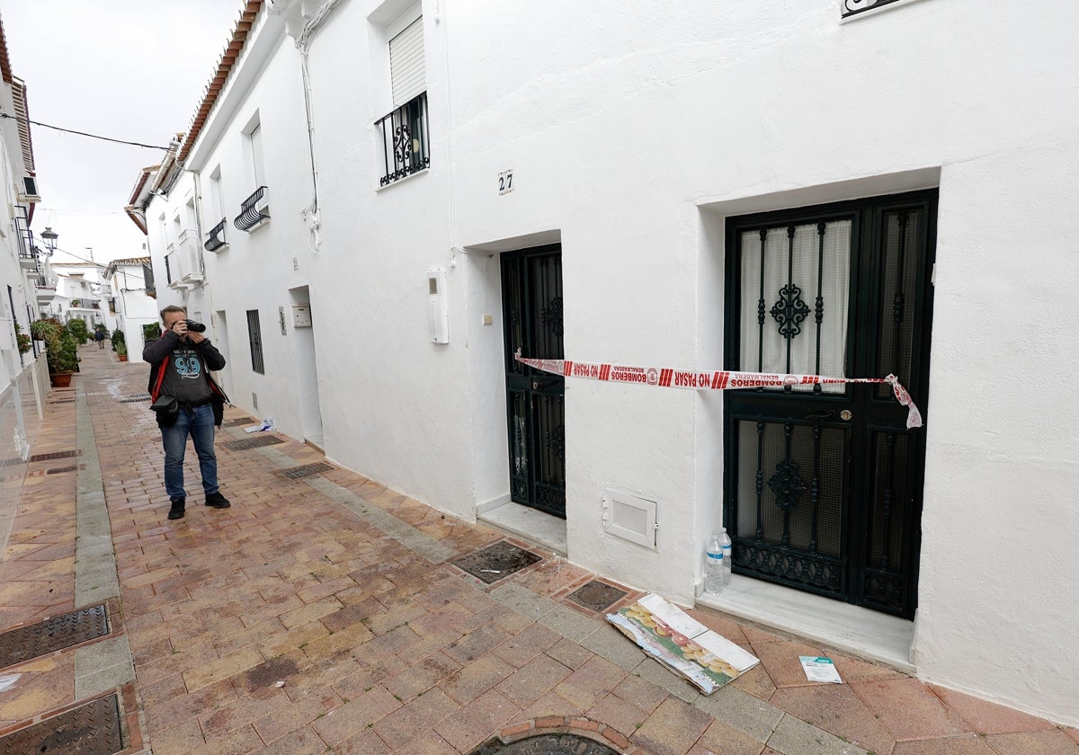 El domicilio donde se produjo el incendio, precintado por los bomberos.