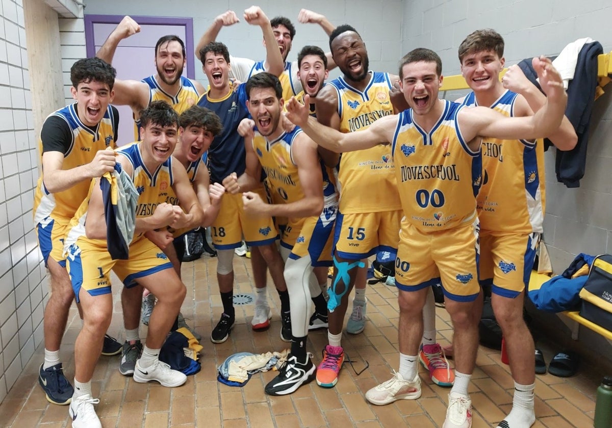 Los jugadores del Novaschool celebran una victoria.