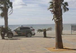 Un patrulla de la Guardia Civil, de servicio por la costa de Rincón de la Victoria.