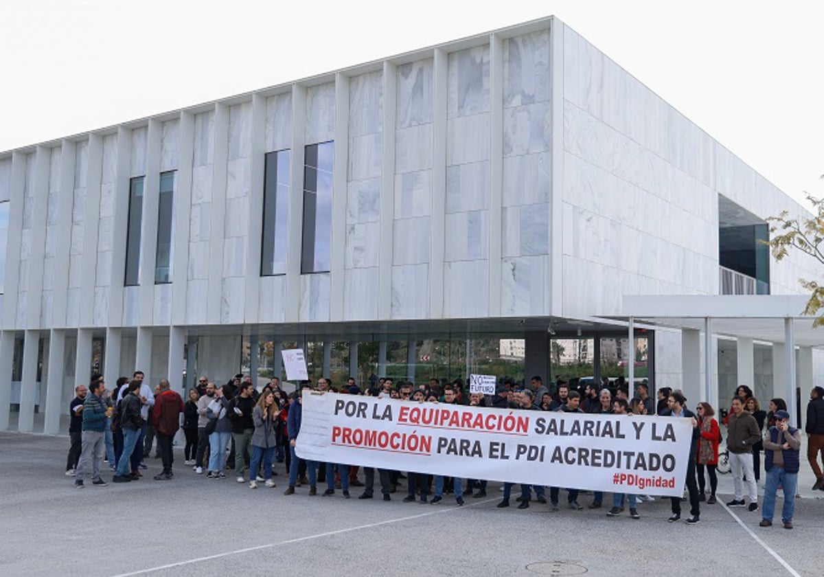 Profesores de la UMA se manifiestan «contra los recortes» en la institución.