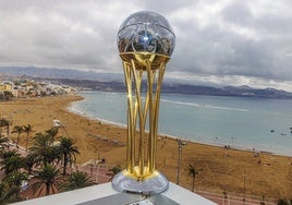 El trofeo de La Copa, con la playa de Las Canteras de Las Palmas como fondo.