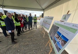 Los consejeros de Economía y Agricultura, este lunes en la visita a las obras en Vélez-Málaga.