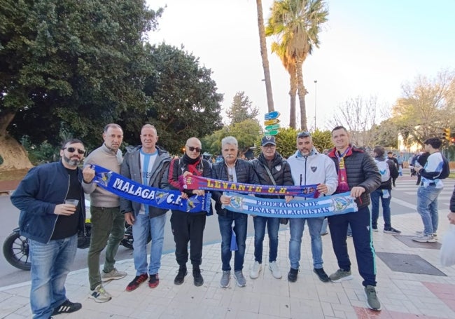 Miembros de la Federación de Peñas Malaguistas, Miguel Molina, Arturo Caracuel y Antonio Ruiz Zambrana, posan con los miembros peñistas del Levante.