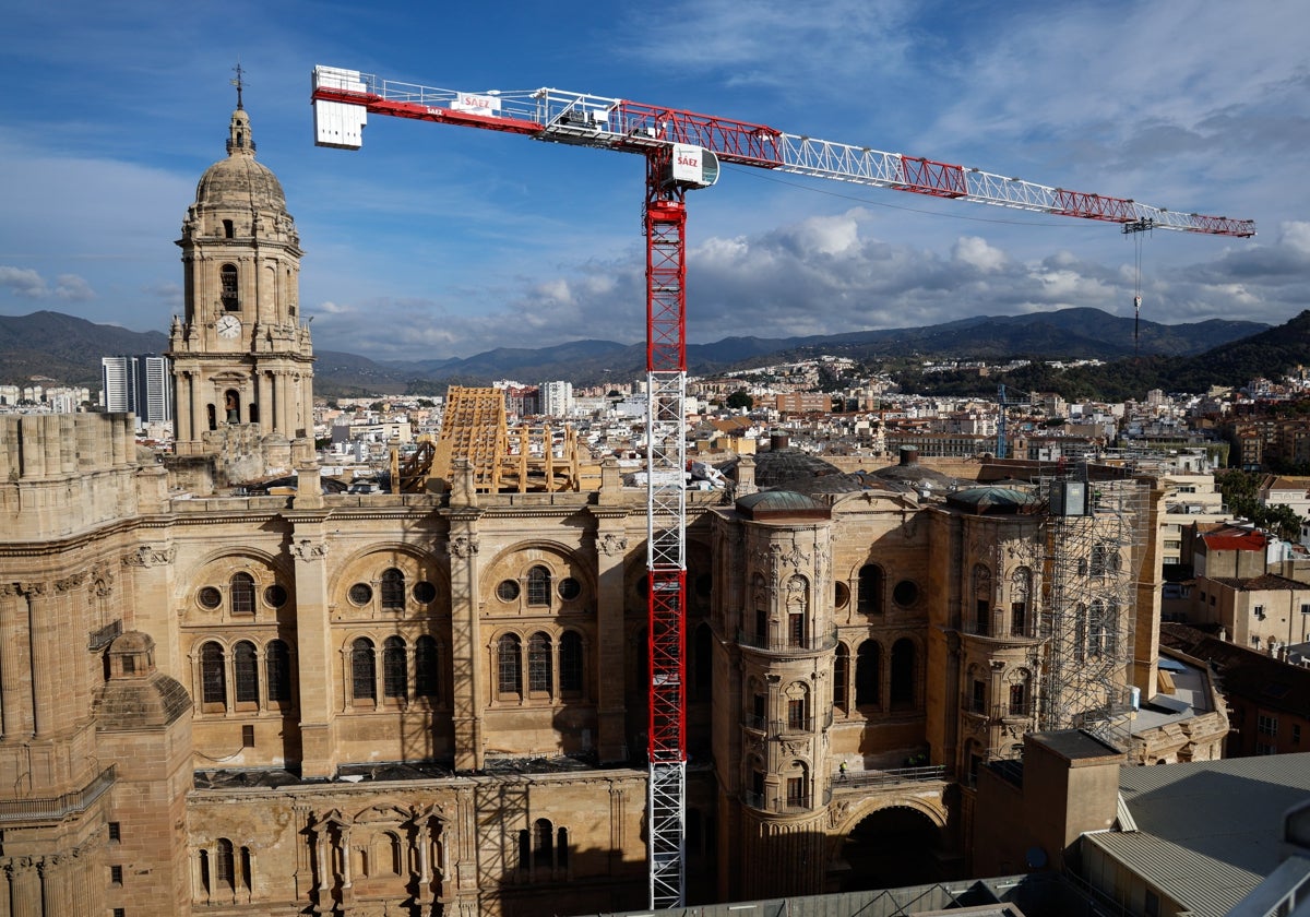 Parte de la estructura del tejado que ya se ha levantado en la cubierta de la Catedral.