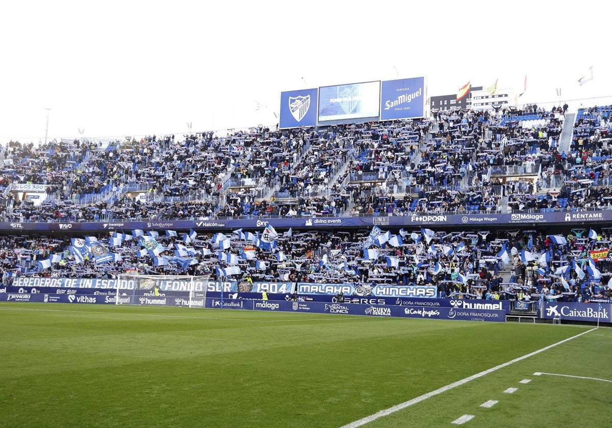 Aficionados del Málaga durante el partido contra el Levante en La Rosaleda.