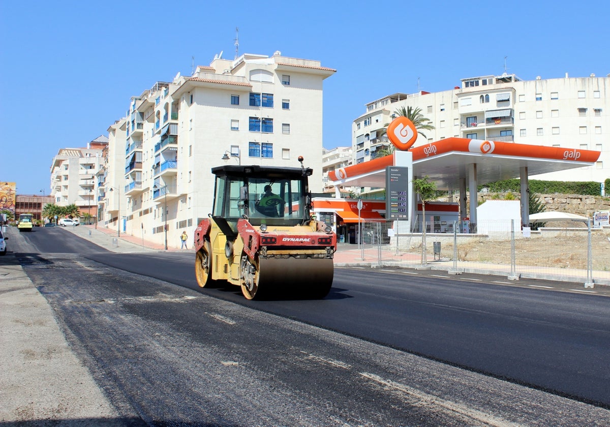 Imagen de uno de los trabajos de asfaltado ya realizados en Estepona.