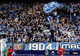 Aficionados del Málaga, animando a su equipo durante el partido en La Rosaleda frente al Zaragoza.