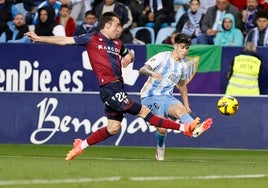 Antoñito intenta un centro con su pierna izquierda en el partido frente al Levante.