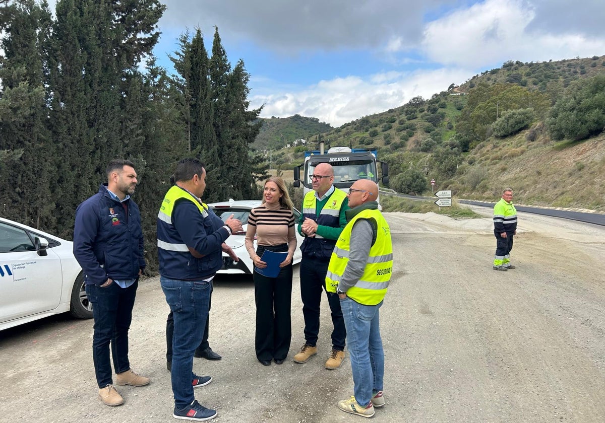 Visita del alcalde de Cártama, Jorge Gallardo, y la diputada de Fomento e Infraestructura, Nieves Atencia, a las obras de la MA-3400.