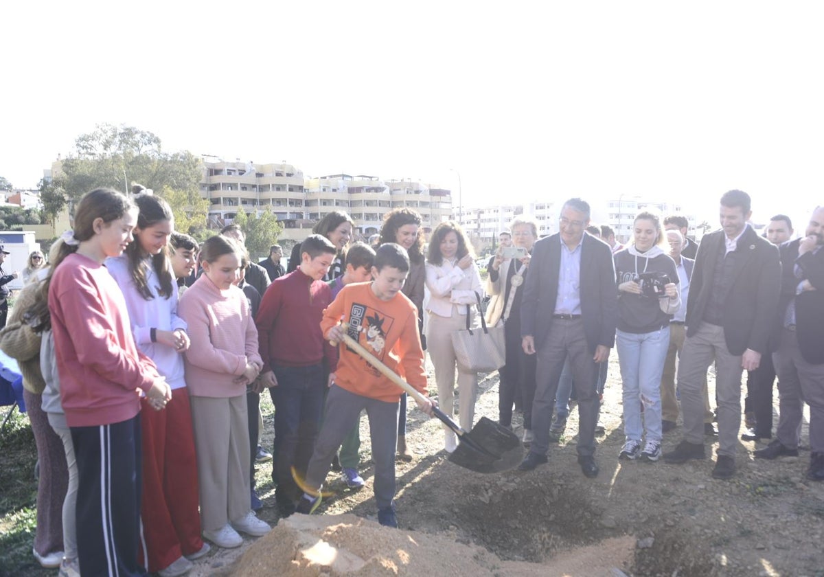 Rincón de la Victoria pone la primera piedra del futuro Parque del Mediterráneo