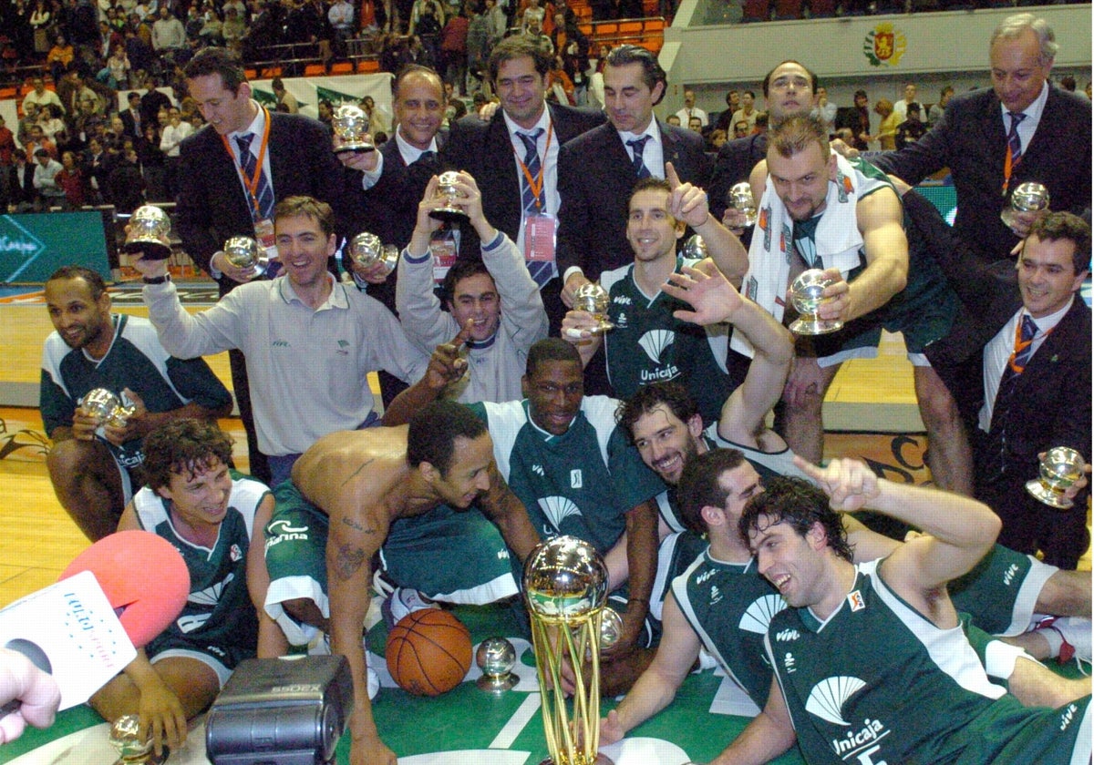 Los jugadores del Unicaja celebran el título de la Copa ganado en 2005 en Zaragoza.