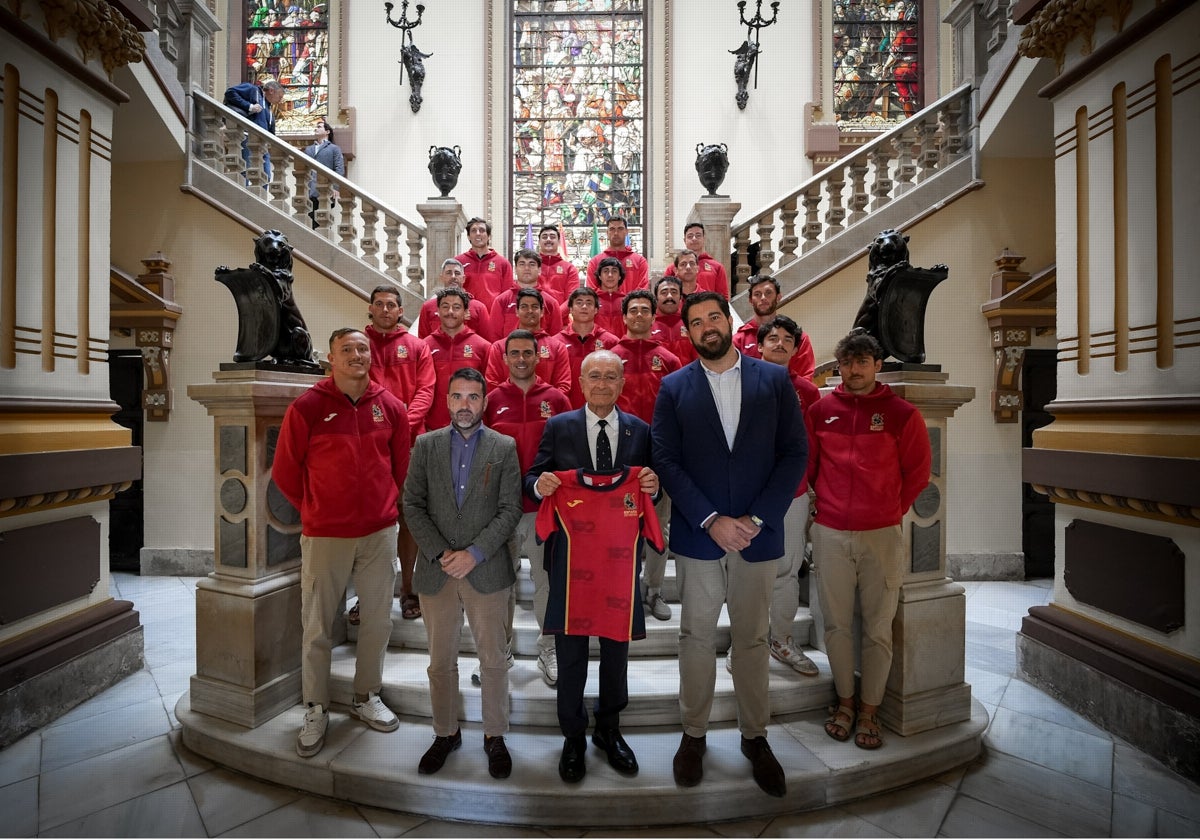 La selección de rugby seven posa con el alcalde en el Ayuntamiento de Málaga.