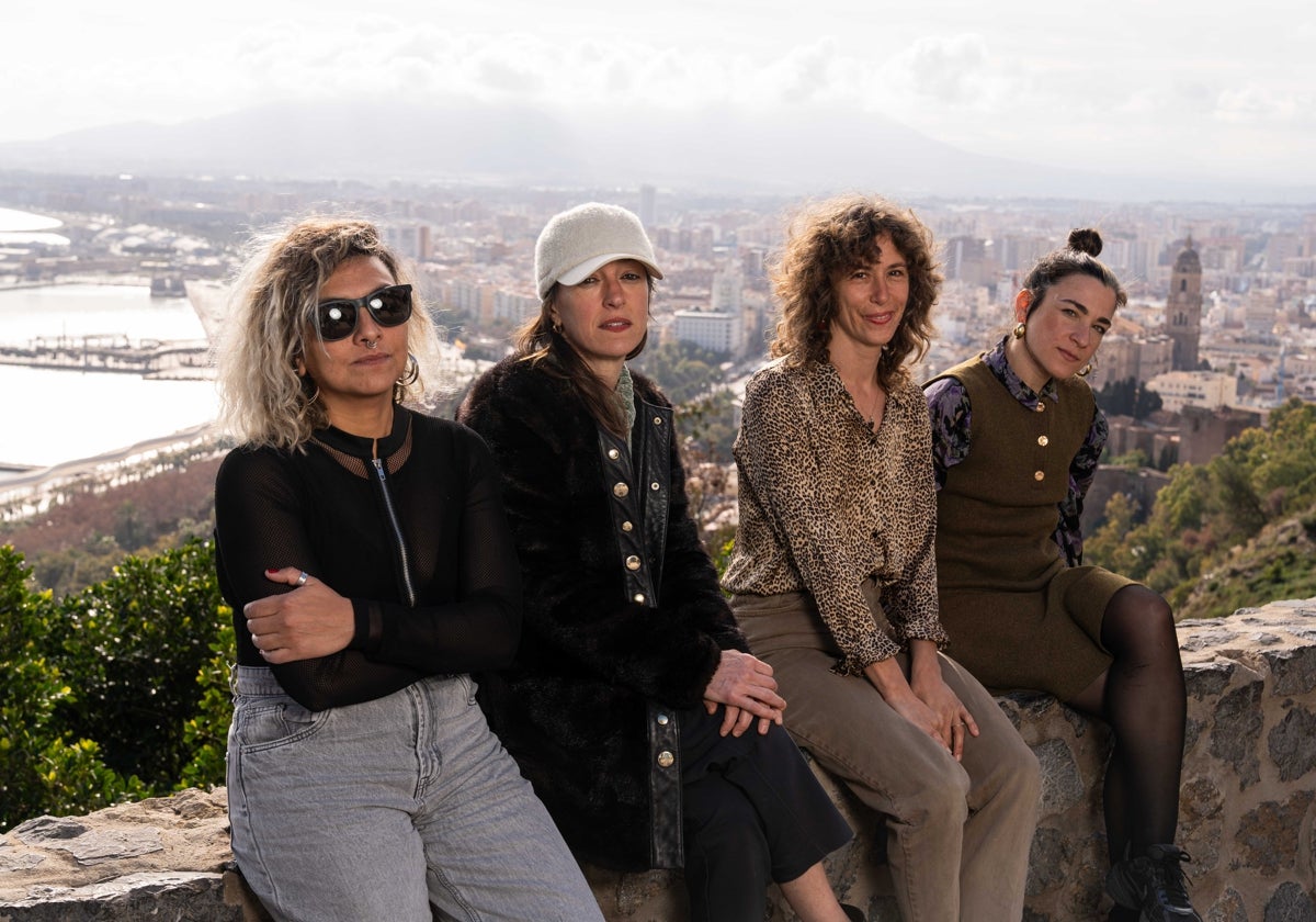 Lula Amir, Luz Arcas, Laila Tafur y Alessandra García, con Málaga de fondo en el Parador de Gibralfaro.