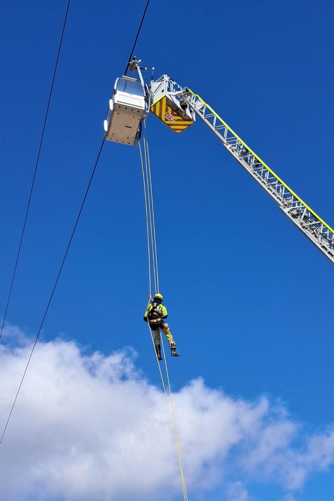 Ensayo de un posible rescate en las instalaciones del teleférico en Benalmádena.