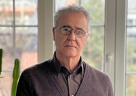 El escritor y periodista, Salvador Gómez, junto con su nueva novela, 'Soñando en público'.