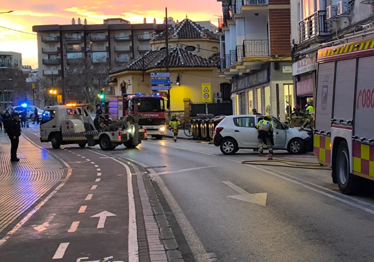 Tres heridos en un accidente en El Molinillo: un coche estrellado contra una fachada, una moto y una furgoneta