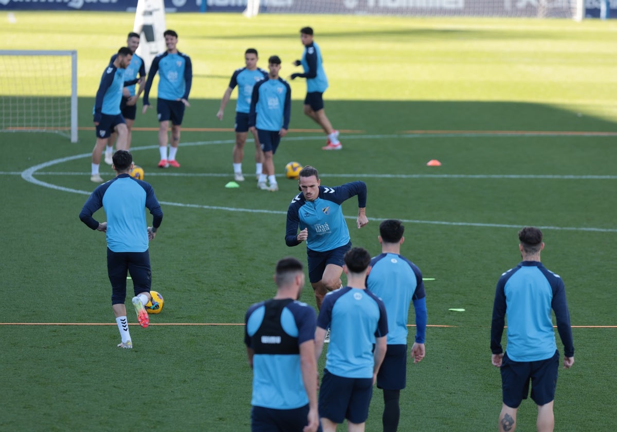 El central del filial, Ángel Recio, realiza una carrera durante un ejercicio del entrenamiento del miércoles.