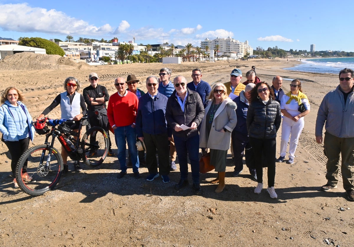 Los miembros de la Asociación de Espigones Emergidos para Marbella ayer en la playa.