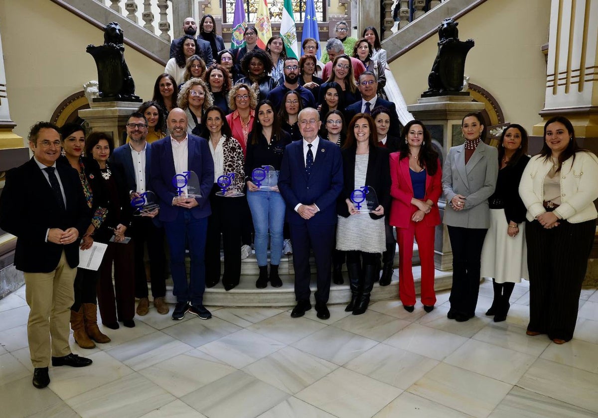 Empresas premiadas y representantes institucionales, al terminar la entrega de premios en el Ayuntamiento.