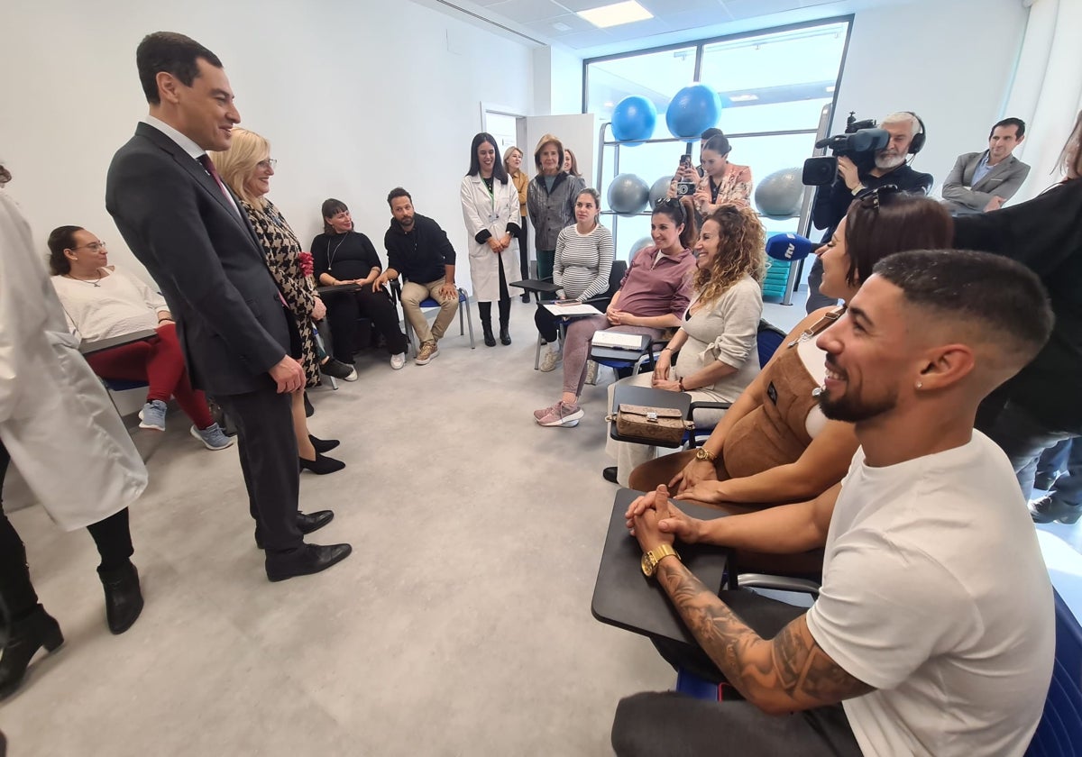 El presidente de la Junta charla con unos padres en el aula de preparación al parto del nuevo centro de salud.