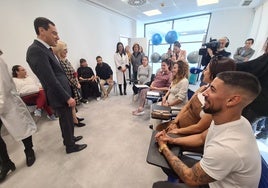 El presidente de la Junta charla con unos padres en el aula de preparación al parto del nuevo centro de salud.