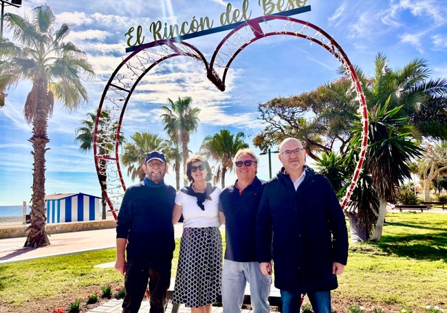 Acto de inauguración del nuevo rincón del beso en Torre del Mar.