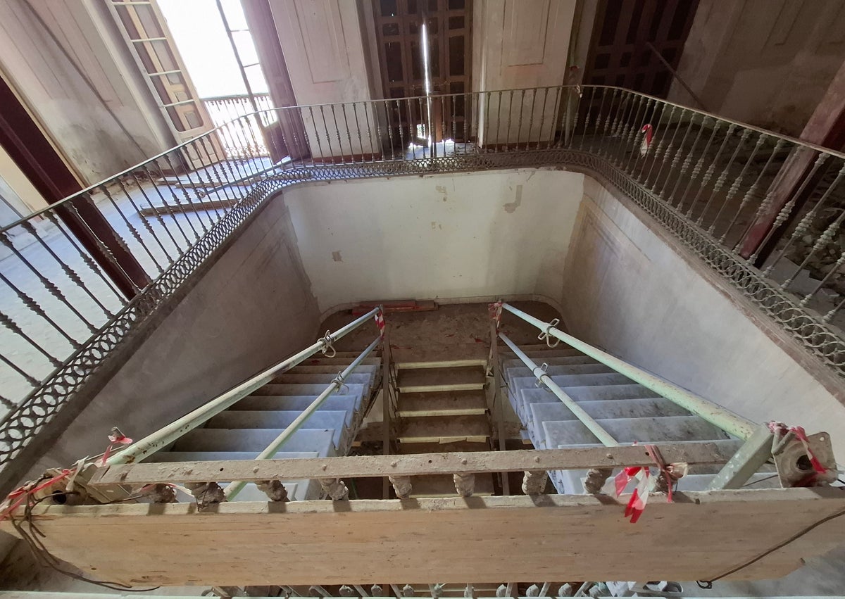 Imagen secundaria 1 - Una de las crujías, apuntalada en 2019 para evitar la caída del techo, con la escalinata y parte del suelo con mosaico de baldosas, en la planta superior.