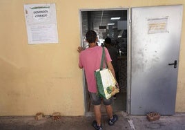 Una persona a la puerta de un comedor social.