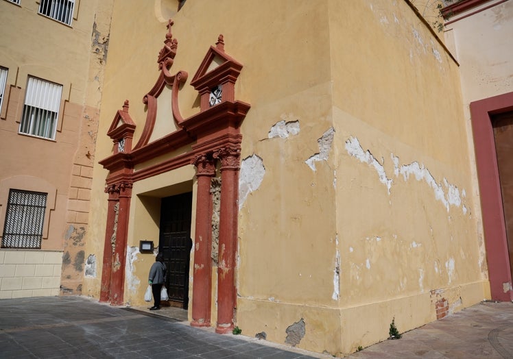 El deterioro de la fachada se hace más evidente junto a la portada principal del edificio.