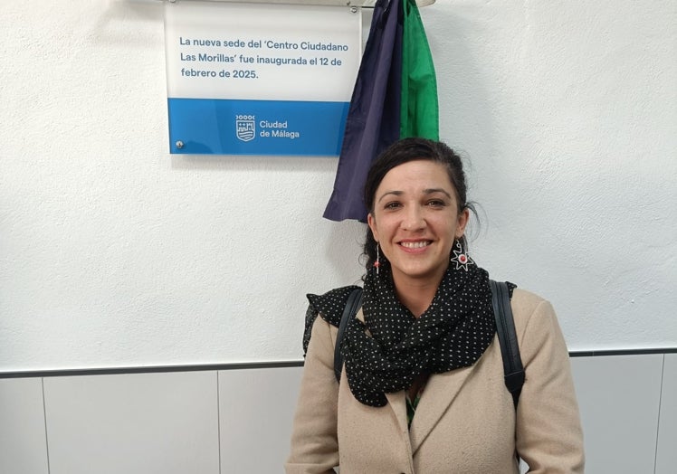 Toni Morillas, con el cartel del nuevo centro ciudadano en Teatinos-Universidad, que lleva por nombre su apellido.