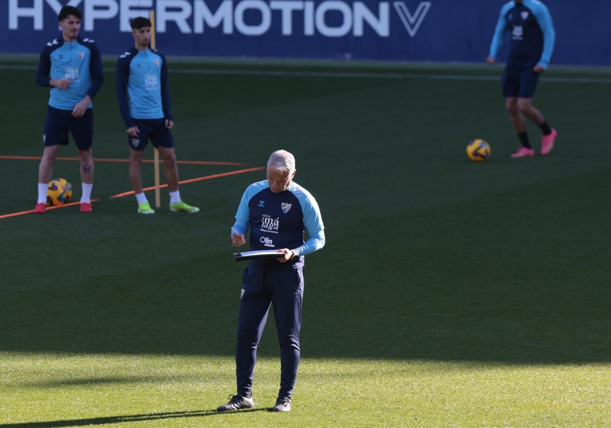 Pellicer apunta conceptos en su pizarra en un entrenamiento reciente.