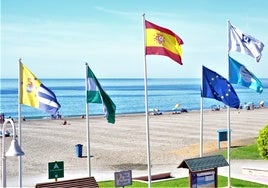 Banderas en las playas de Rincón de la Victoria