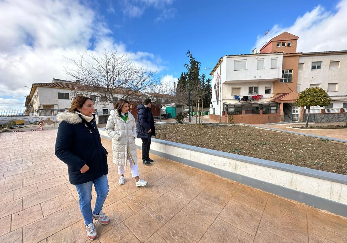 La alcaldesa, en el centro, junto a los ediles de Obras, Concha Muñoz, y de Economía, Ángel Martínez.