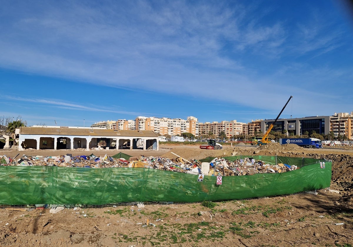 El Ayuntamiento está derribando aún unas antiguas construcciones en la zona.