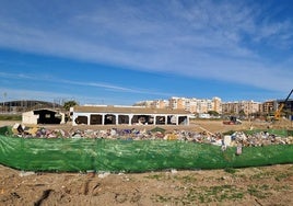 El Ayuntamiento está derribando aún unas antiguas construcciones en la zona.