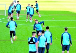 Jugadores del Málaga durante un entrenamiento de esta semana.