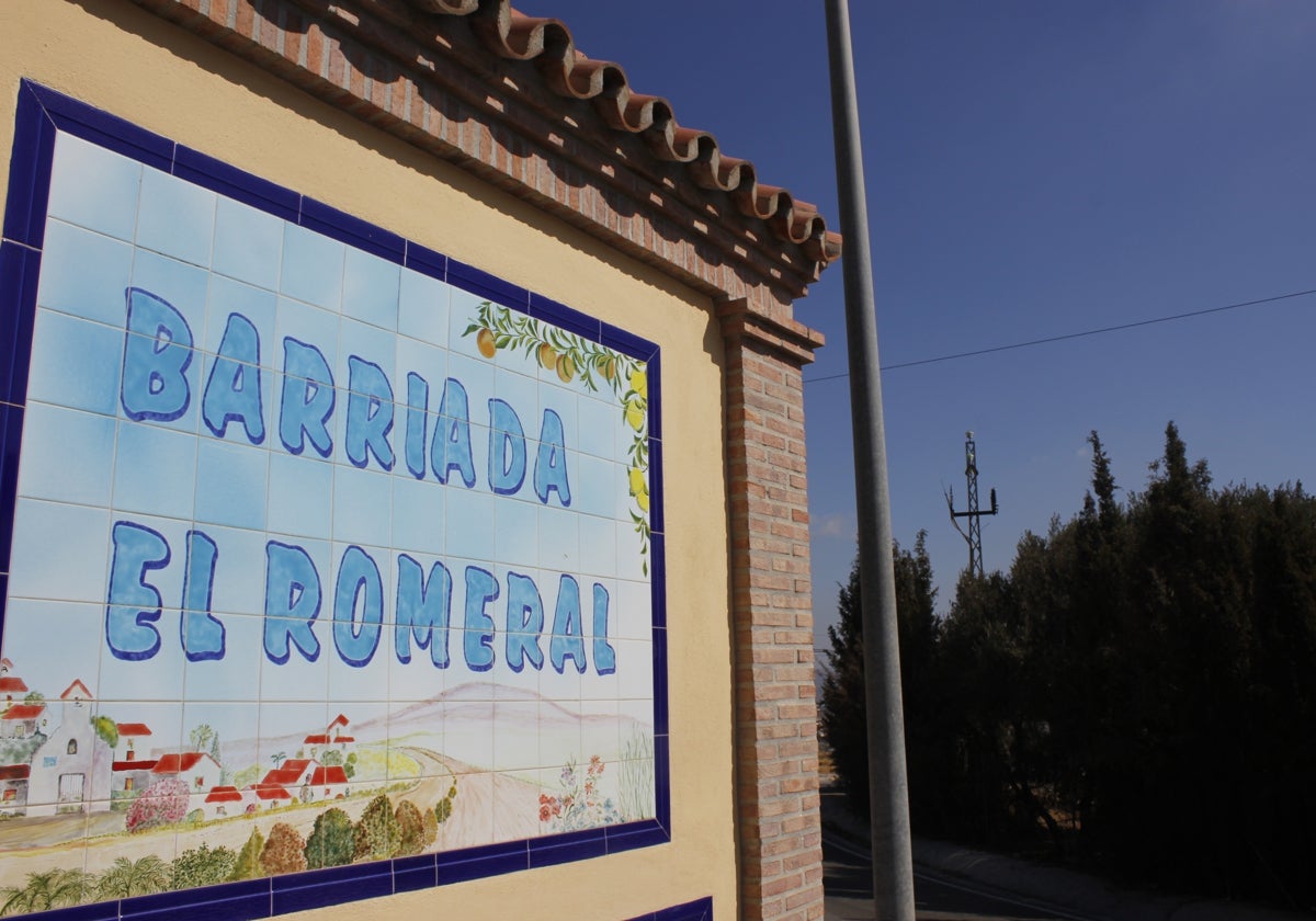 Hito que anuncia la entrada a la barriada de El Romeral.