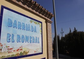 Hito que anuncia la entrada a la barriada de El Romeral.