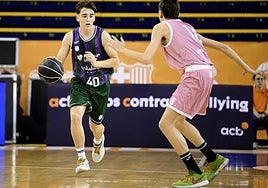 Hugo Ruiz sube el balón durante el partido contra el Joventut.